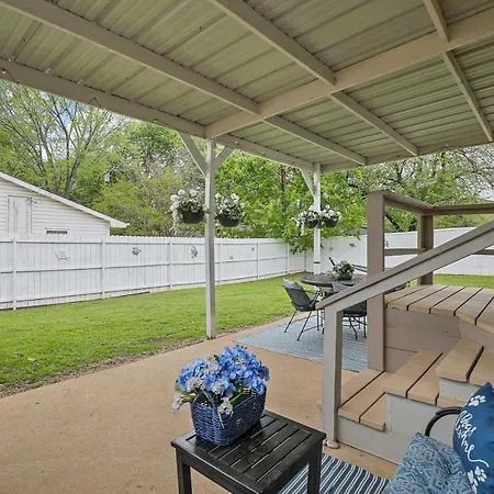 Charming Lake Dallas Home With Furnished Patio!